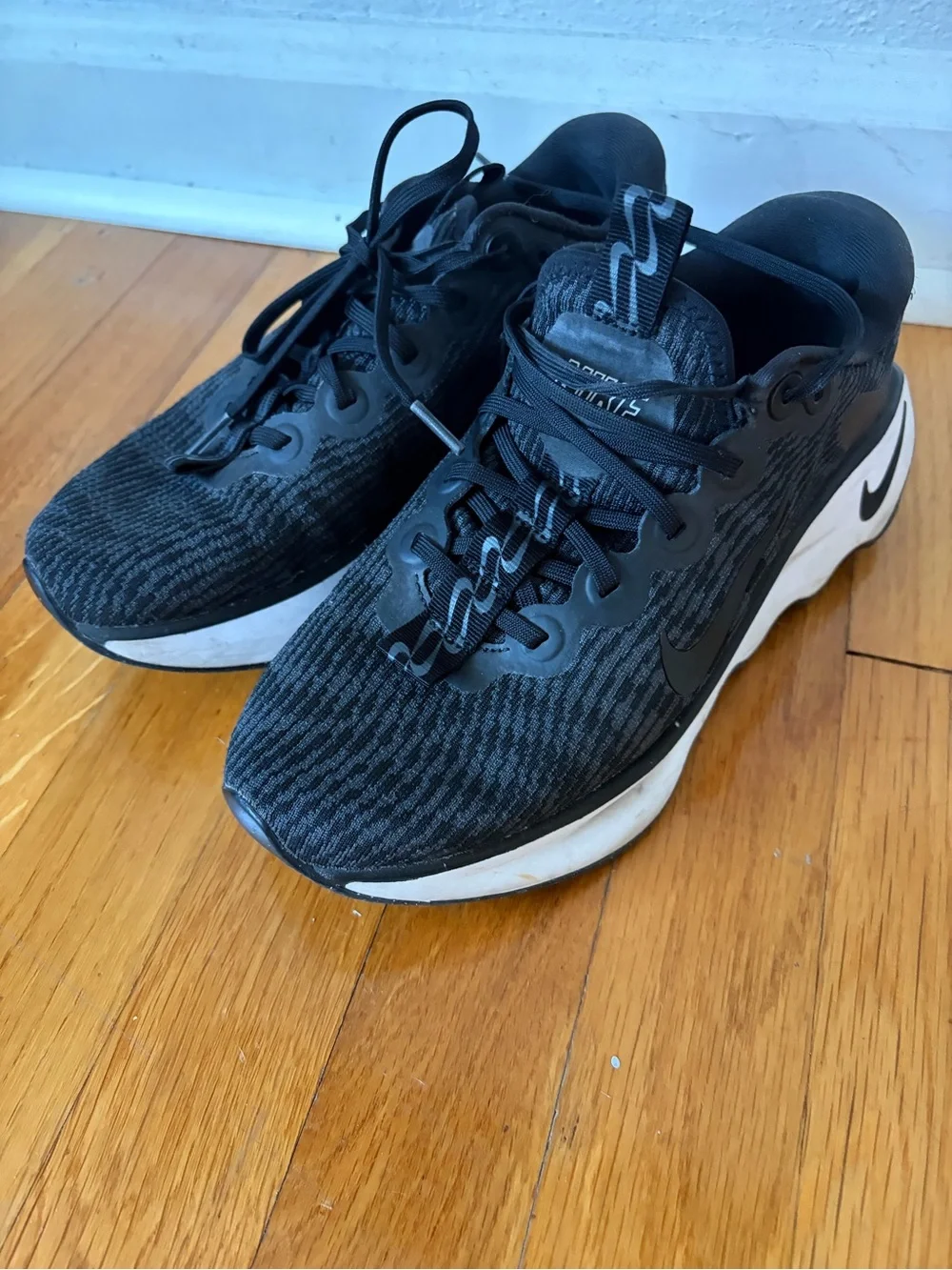 Nike Women’s Motiva’s Walking Shoes (Black / White) US 8